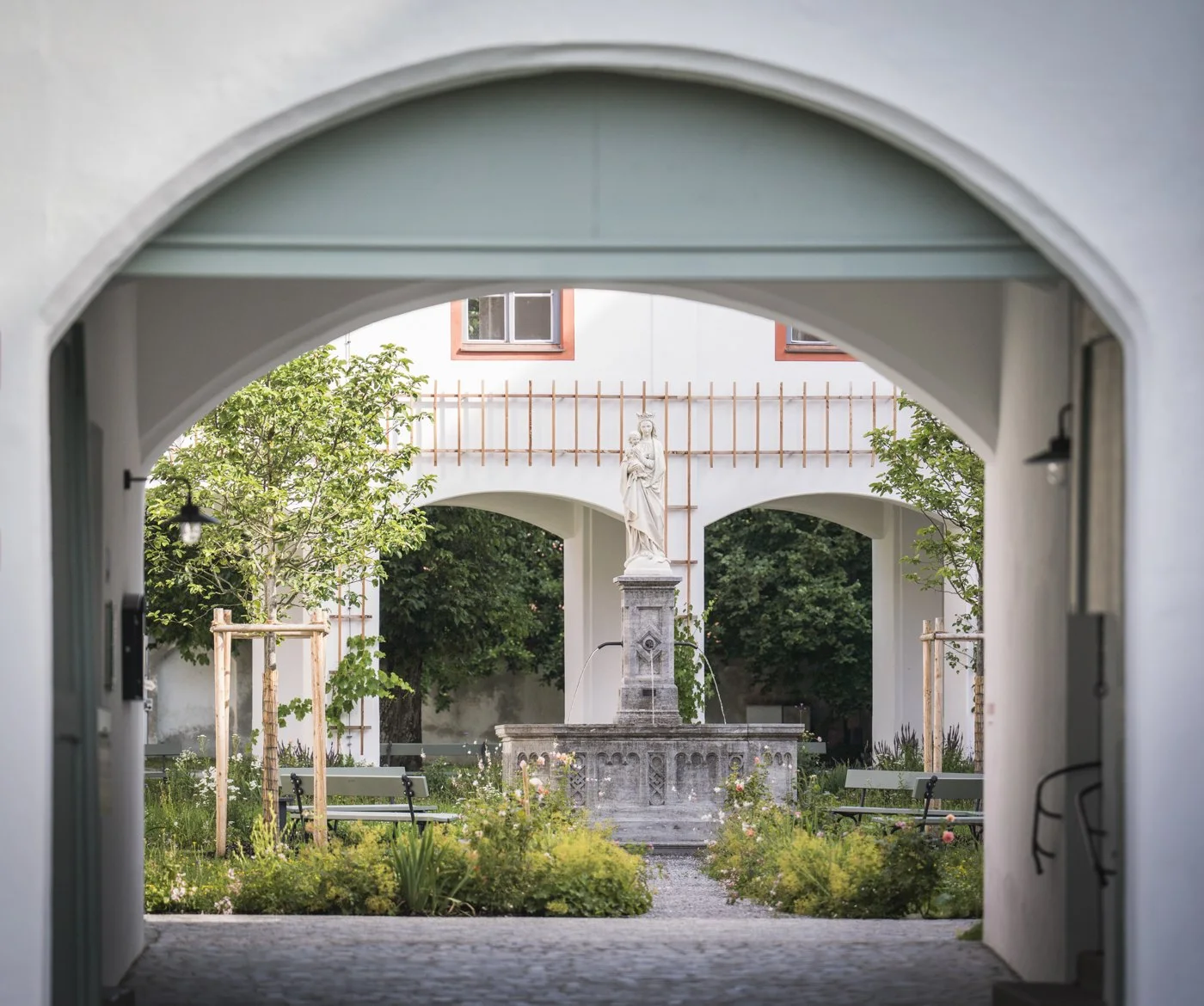 Klosterhof mit Marienbrunnen und Kreuzgang — Kloster Beuerberg, Longevity-Refugium re:NOW