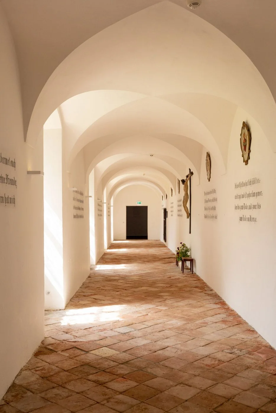 Historischer Kreuzgang mit Gewölbe und Inschriften — Kloster Beuerberg, Longevity-Refugium re:NOW