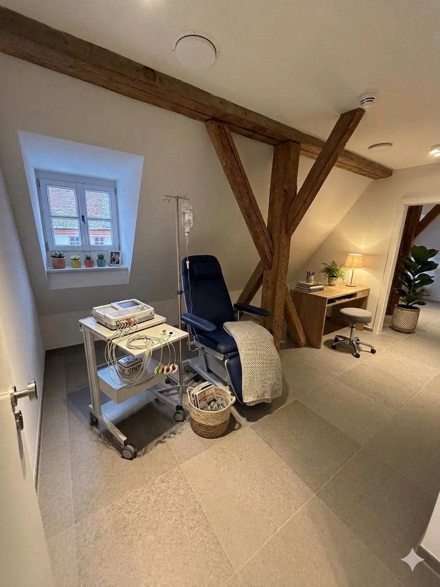 Behandlungszimmer für IV-Therapie mit historischen Dachbalken